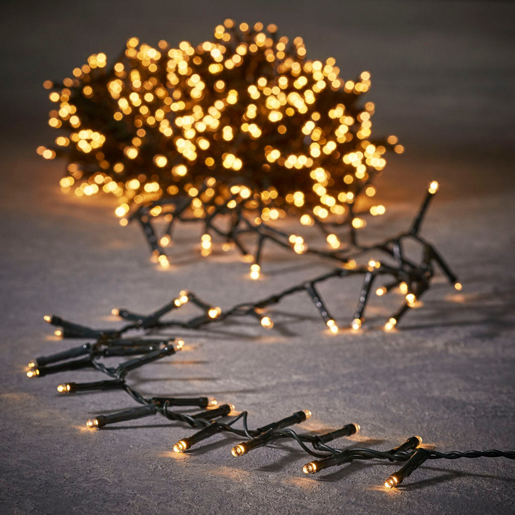 Transform your outdoor space into a winter wonderland with the enchanting "Outdoor Connectable Snake Classic White." This outdoor snake light, available in two lengths—36 feet with 550 Classic White lights or 66 feet with 1000 Classic White lights—brings a touch of elegance to your holiday decor. 