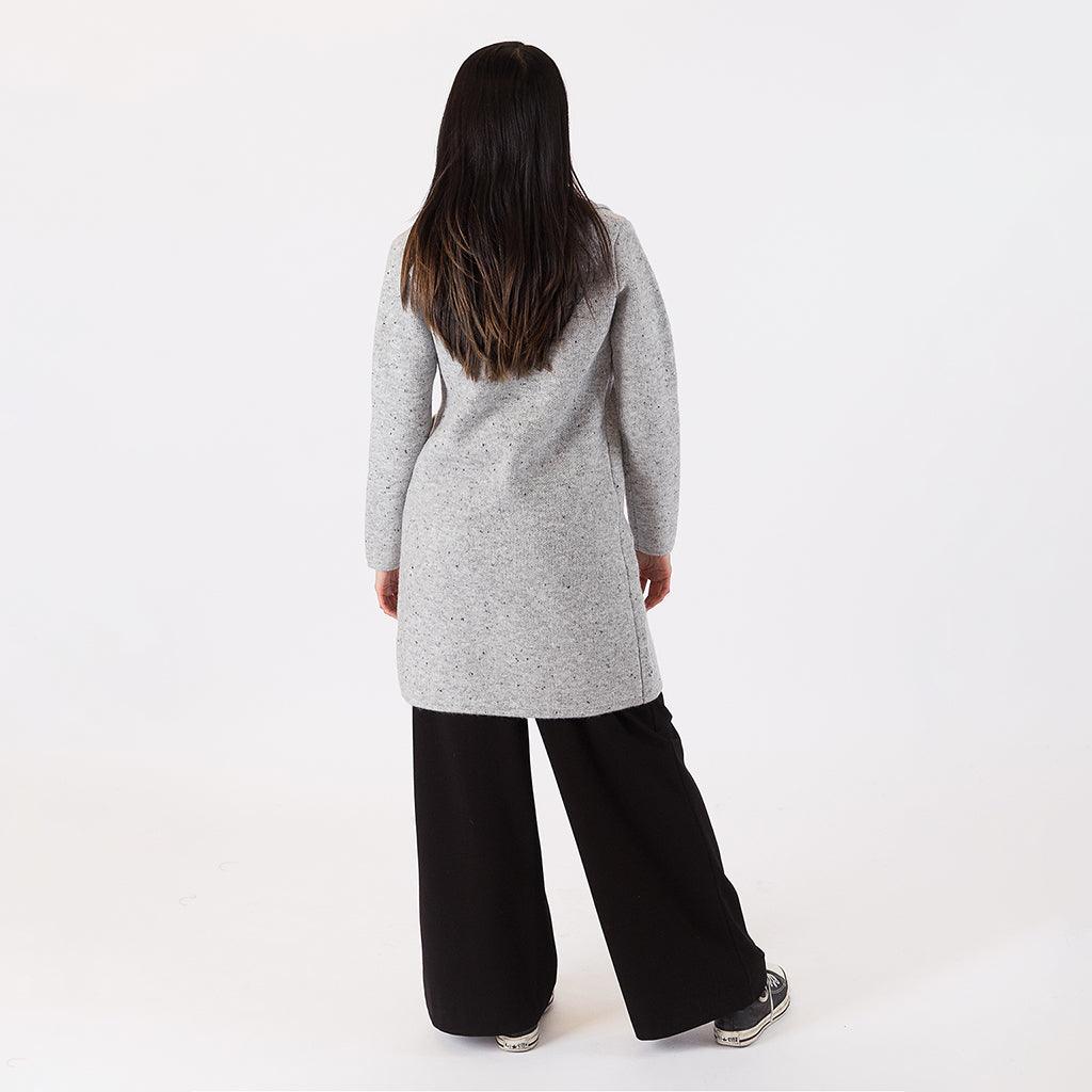 Elevate your fall and winter ensembles with this elegantly tailored coat that seamlessly blends fashion and functionality.