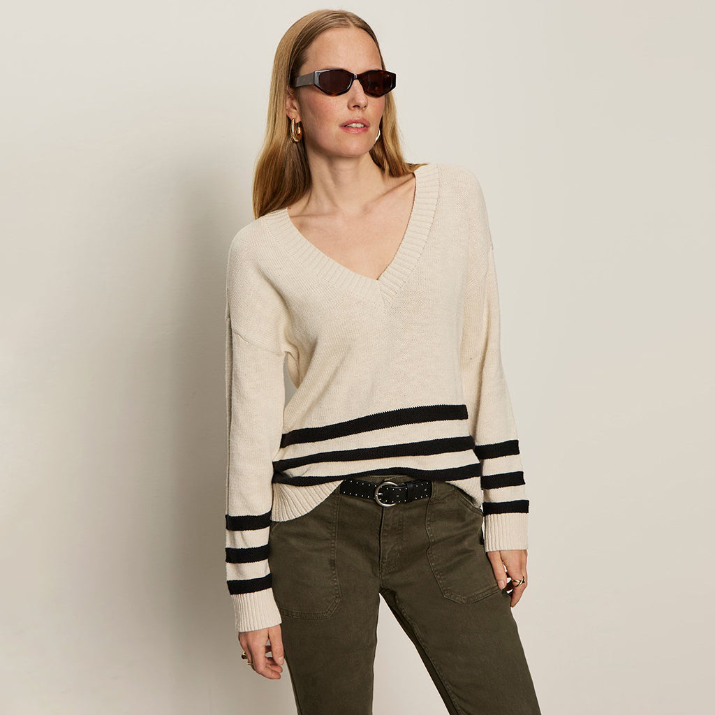 Classic V-Neck Sweater Light Oat Black