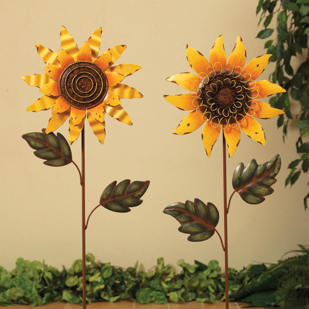 Create a welcoming and charming atmosphere in your garden with this beautiful, 30-inch tall metal sunflower stake. Its durable design will withstand the elements for long-lasting enjoyment.
