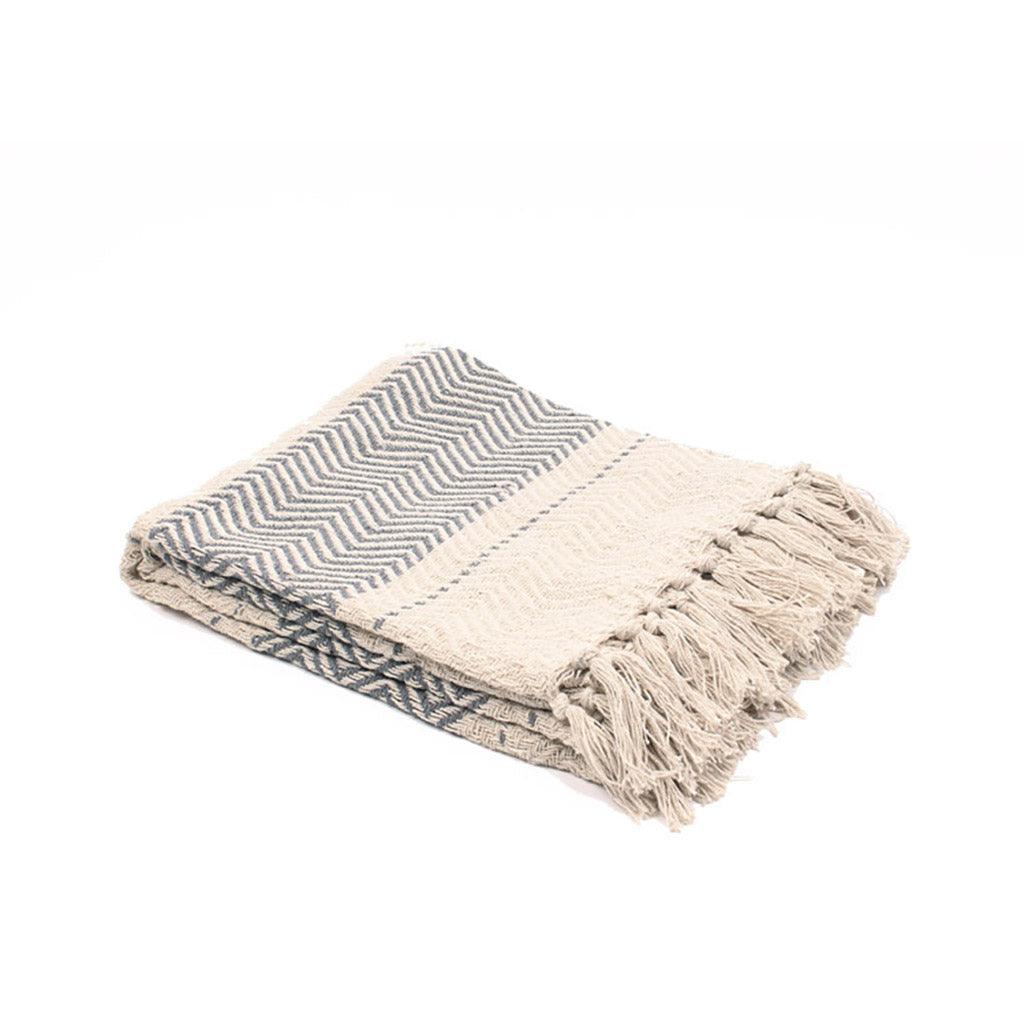 This cozy throw is crafted from 100% cotton and boasts dyed yarns. Complete with charming fringe accents, this throw is ideal for any room and can be easily cleaned in the washing machine.